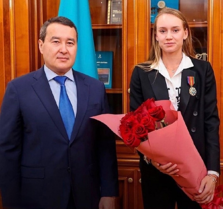 一个扣人心 一个扣人心