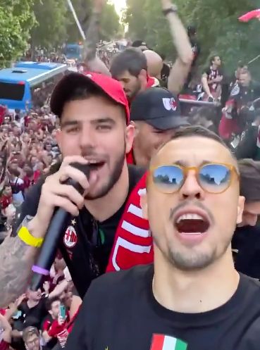 中表现得更 中表现得更